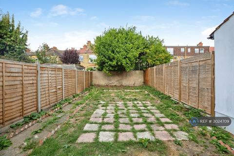 3 bedroom terraced house to rent, Hepworth Road, London, SW16