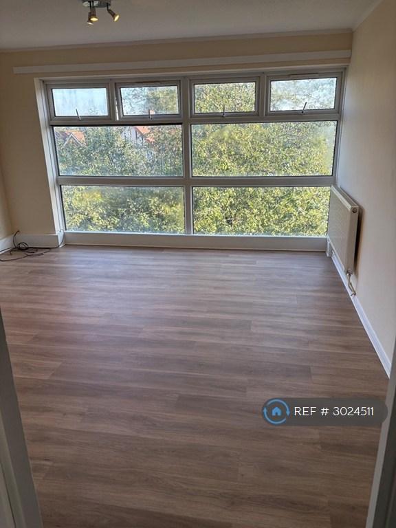 Apartment in Greenford - View 4