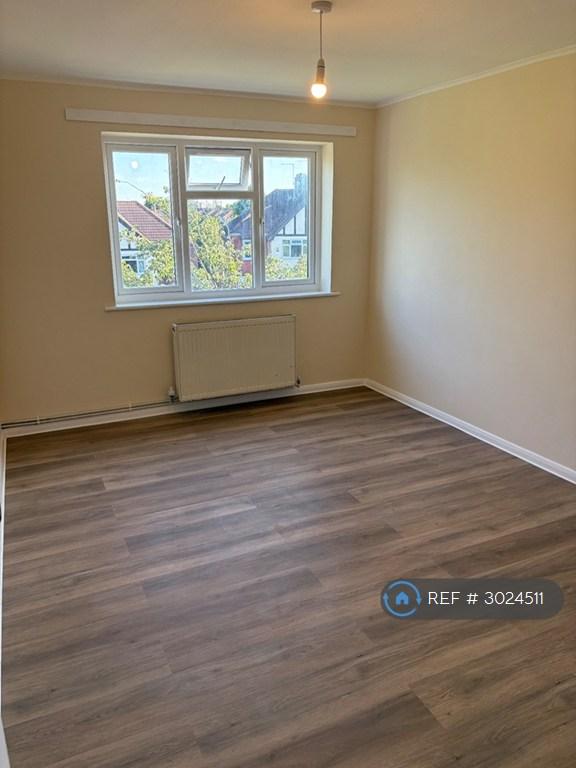 Apartment in Greenford - More
