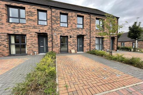 2 bed terraced house for rent in Capercaillie Drive, Perth