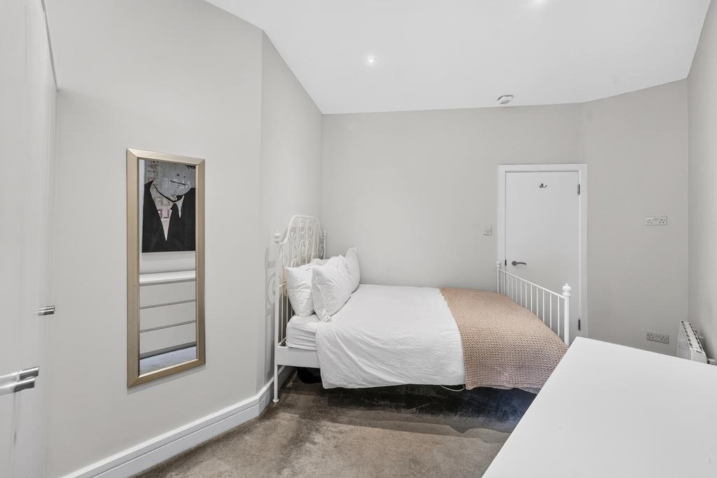 Apartment in London, Falcon Estate, Battersea - More