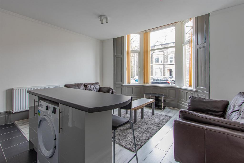 Apartment in Cardiff, Roath - View 2