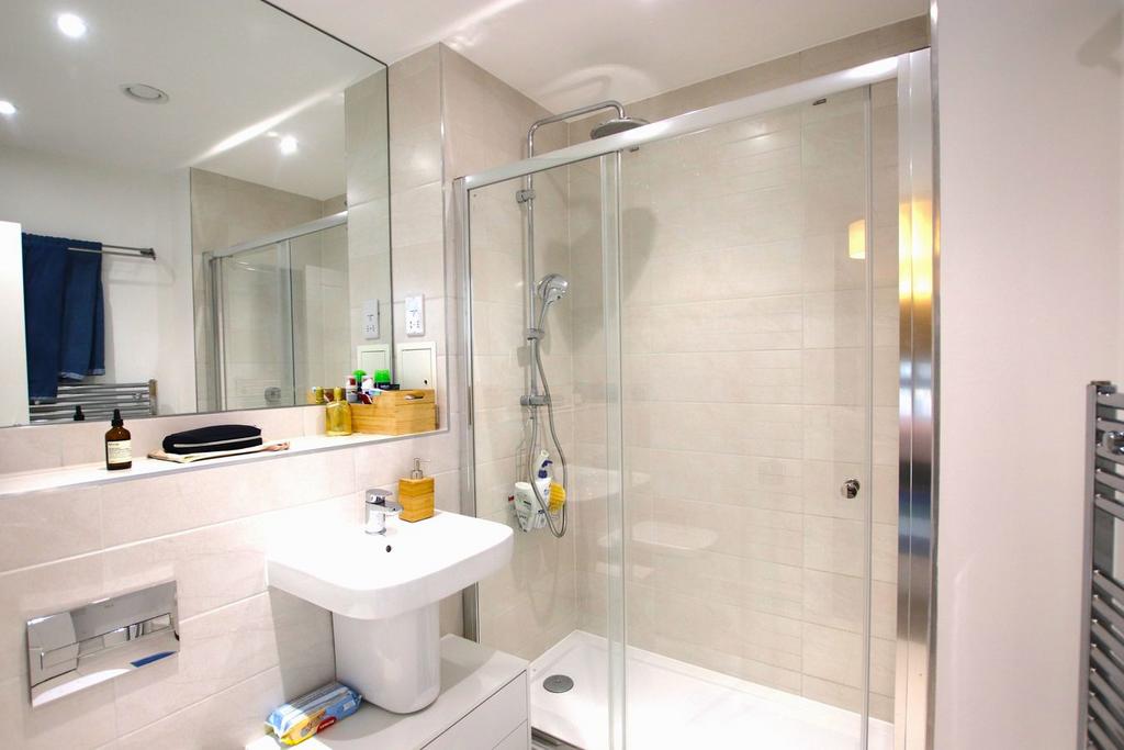 Apartment in Croydon - More