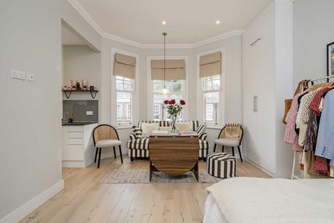 Studio for sale, Cheyne Row, London SW3