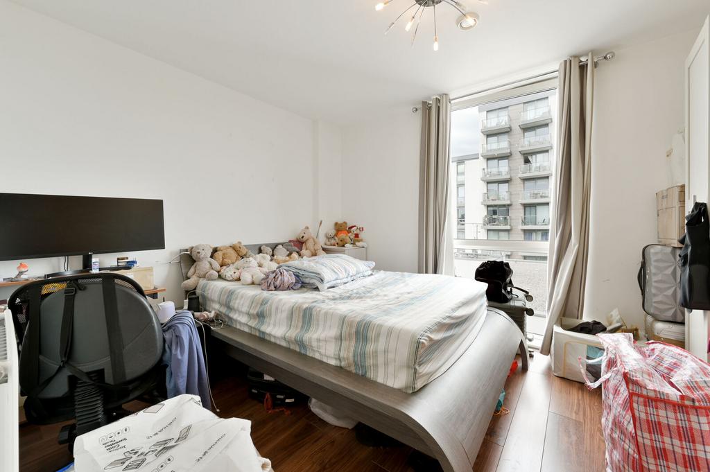 Apartment in Brentford - More