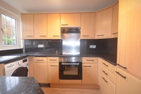 3 bedroom terraced house to rent, Long Green, IG7 4JE