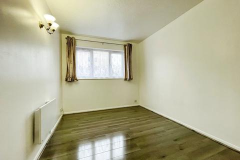 2 bedroom ground floor flat to rent, Grilse Close, London N9