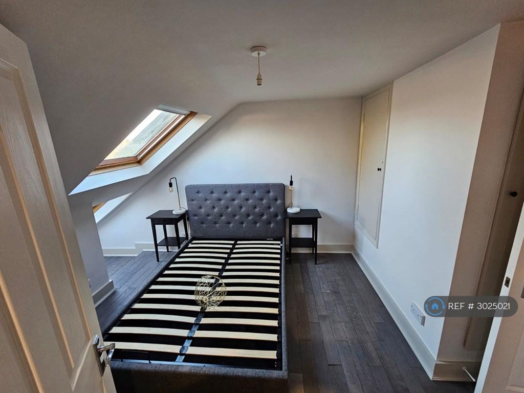 Apartment in New Malden - View 3
