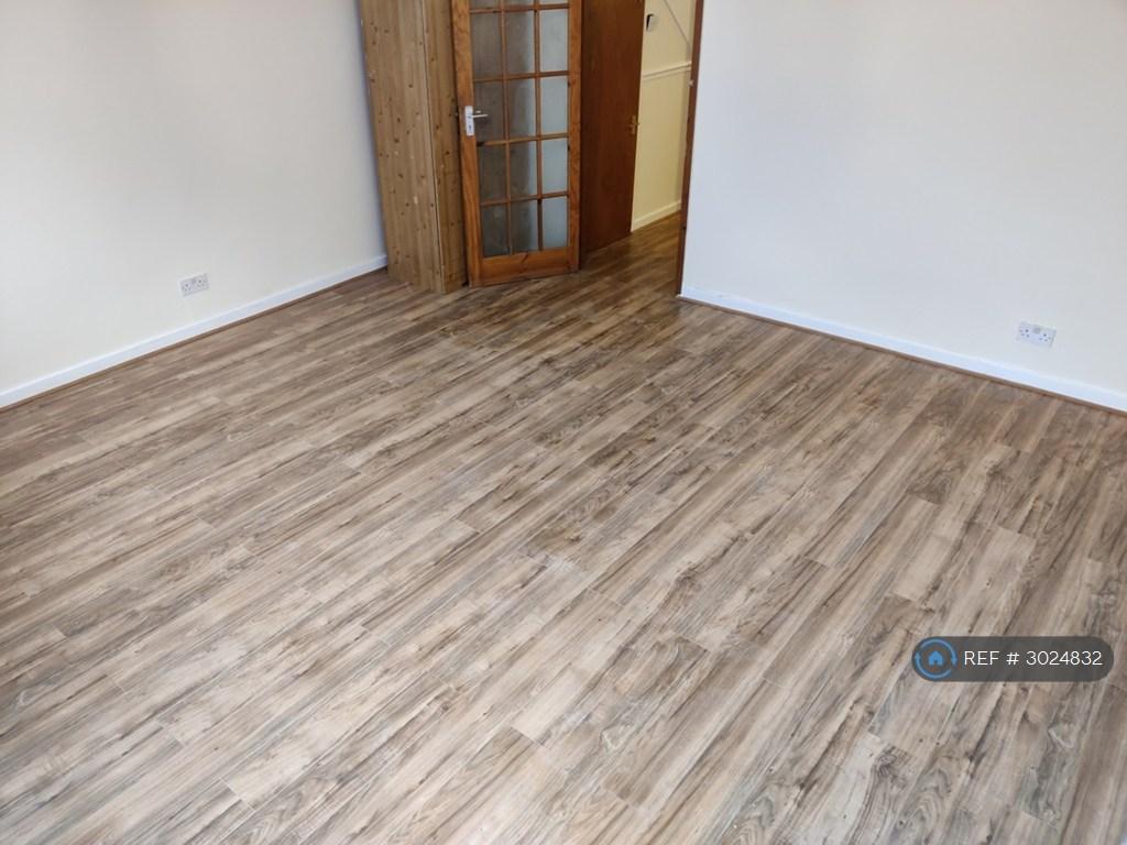 Apartment in Woodford - View 3