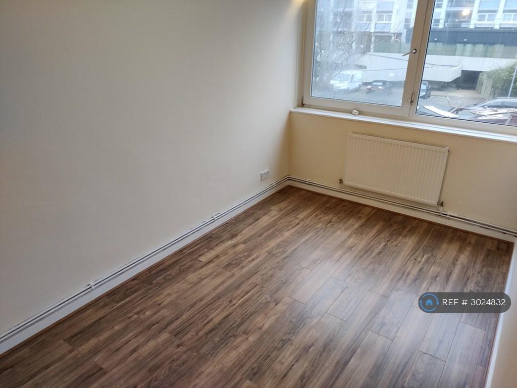 Apartment in Woodford - View 5