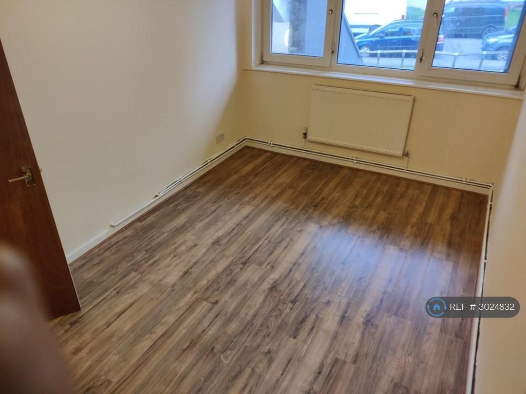 Apartment in Woodford - More