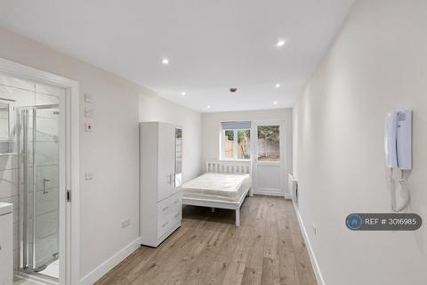 Studio to rent, Rennie Close, Ashford, TW15