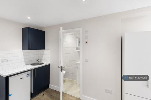 Studio to rent, Rennie Close, Ashford, TW15