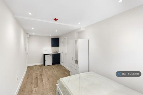 Studio to rent, Rennie Close, Ashford, TW15