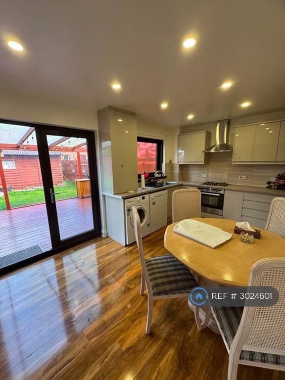 House in Glasgow, East Renfrewshire - More