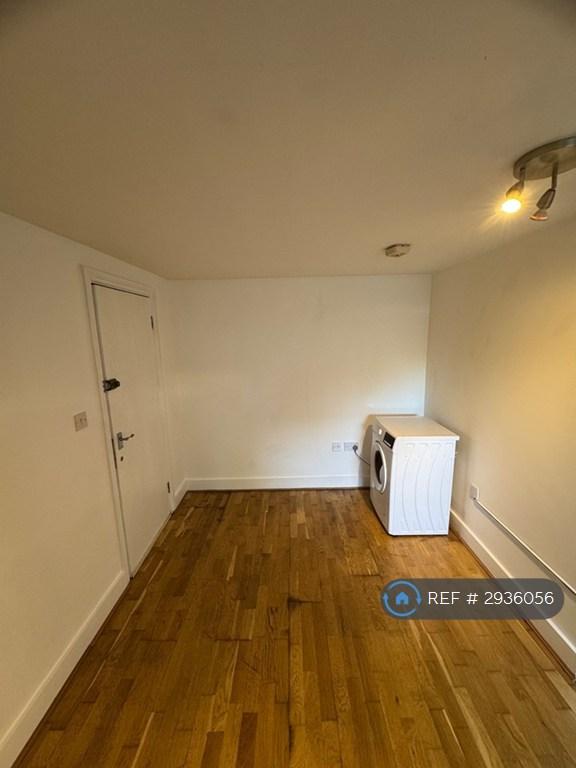 Apartment in West Ealing - More
