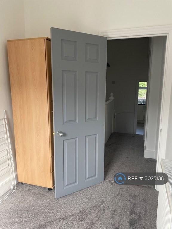 Apartment in Mitcham - More
