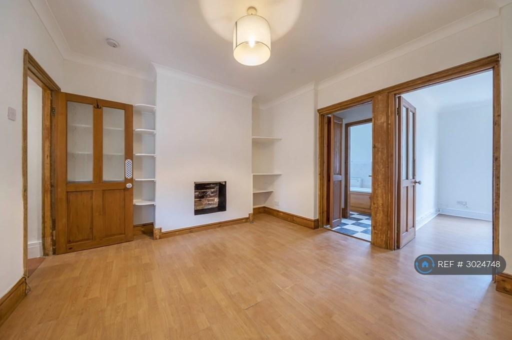 Apartment in Thames Ditton - View 3