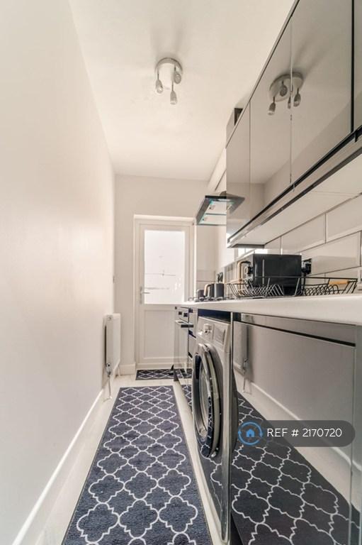 Apartment in Ilford - View 2