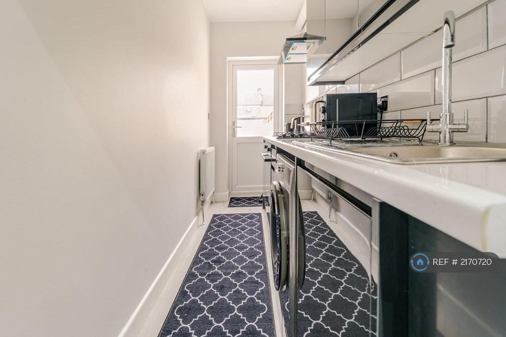 Apartment in Ilford - View 3