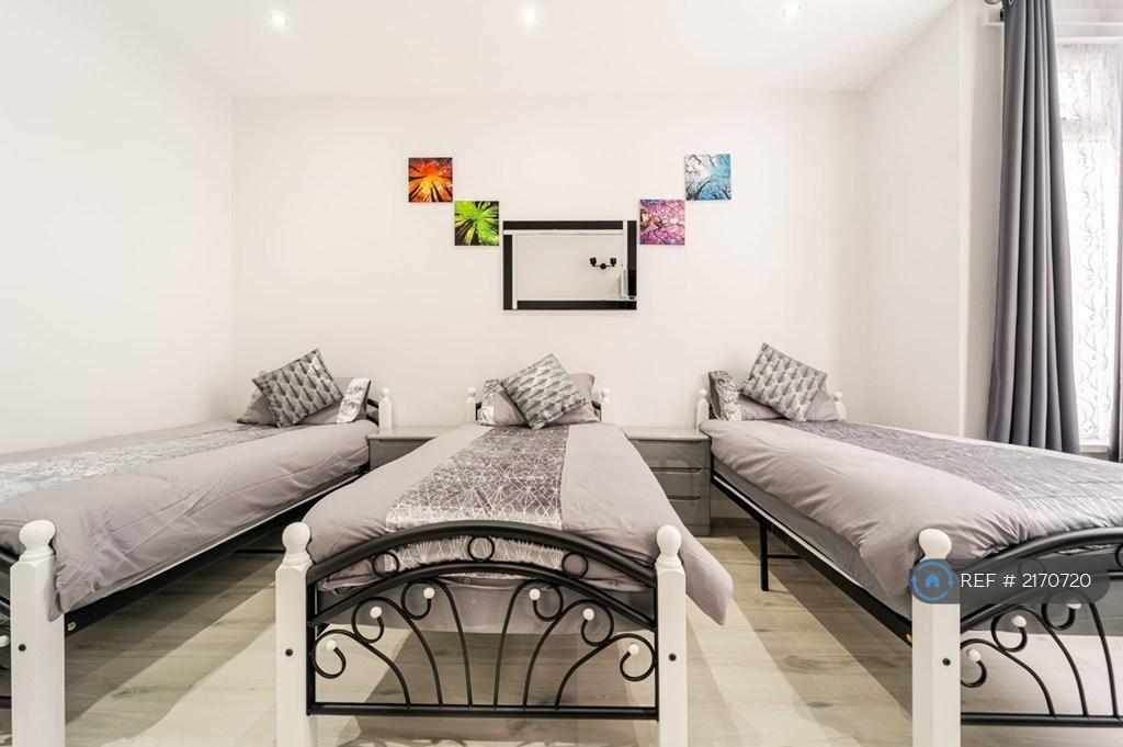 Apartment in Ilford - View 4