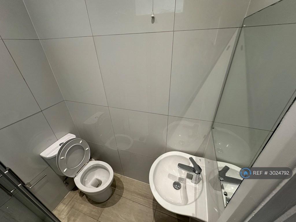 Apartment in Croydon - View 3