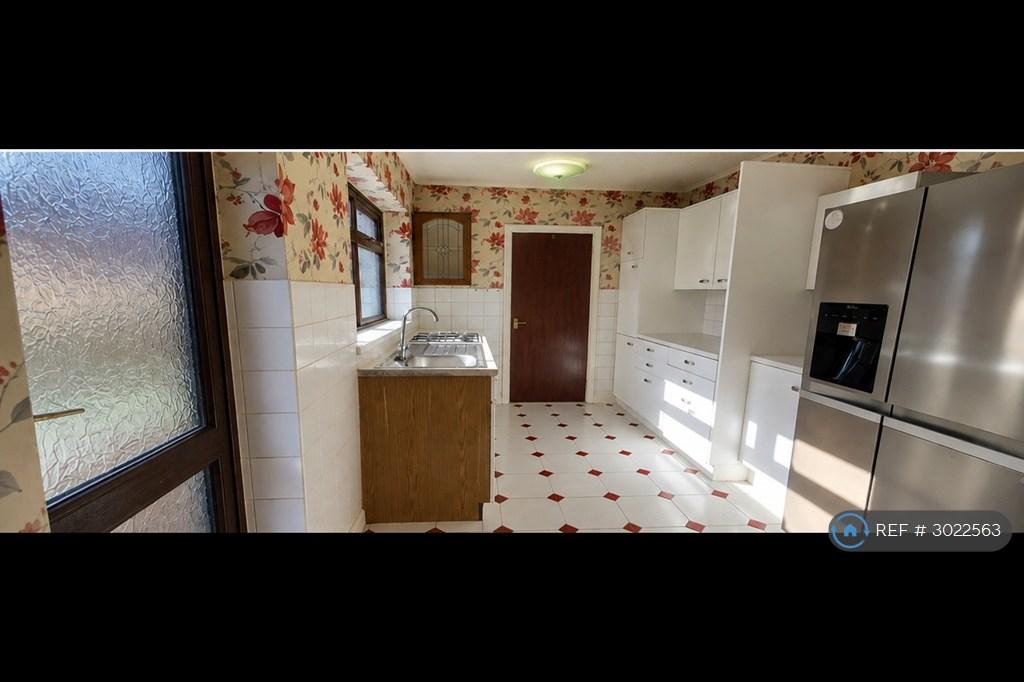 House in Salford - View 4