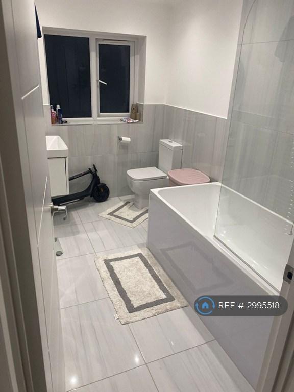 Apartment in Hounslow - View 3