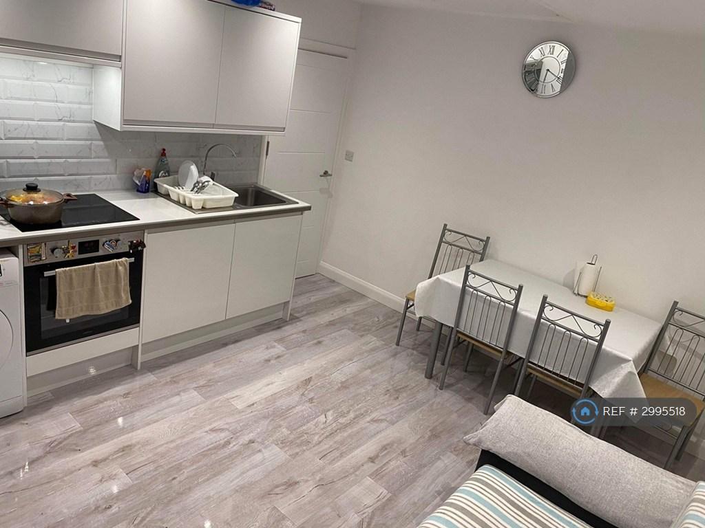 Apartment in Hounslow - View 5