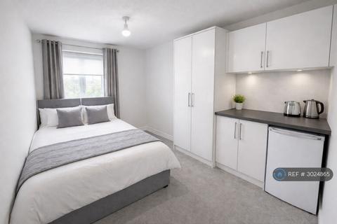 Studio to rent, Stuart Crescent, Hayes, UB3