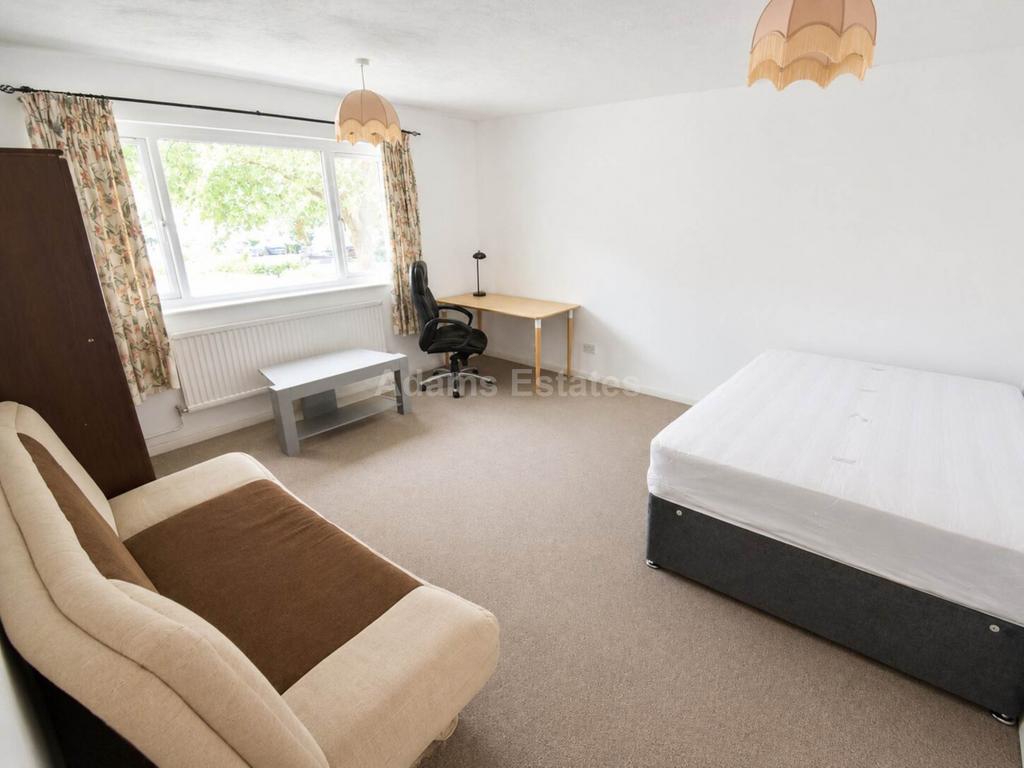 Apartment in Reading - View 5