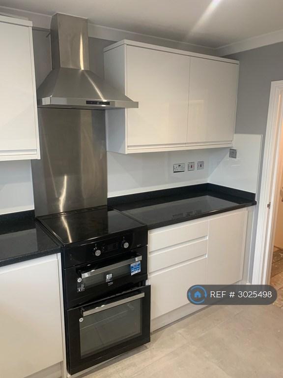 Apartment in Middx - View 4