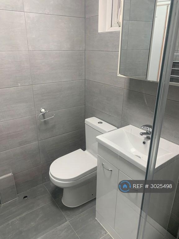 Apartment in Middx - More