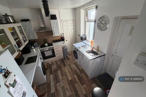 Studio to rent, Commercial Street, Aberbargoed, CF81