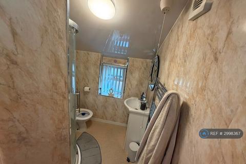 Studio to rent, Commercial Street, Aberbargoed, CF81