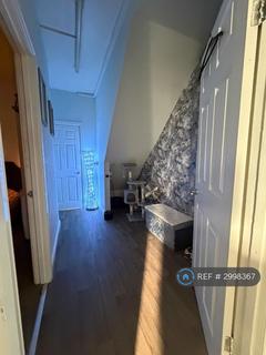 Studio to rent, Commercial Street, Aberbargoed, CF81