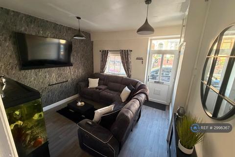 Studio to rent, Commercial Street, Aberbargoed, CF81