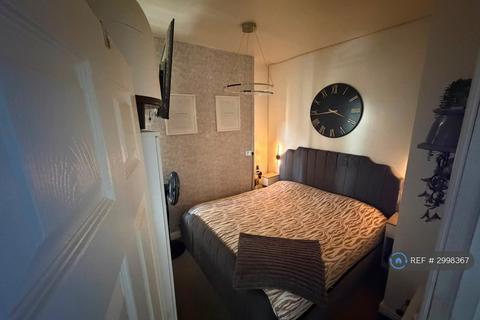 Studio to rent, Commercial Street, Aberbargoed, CF81