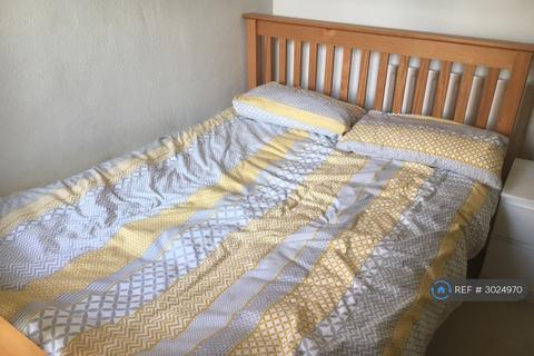 1 bedroom in a house share to rent, Tachbrook Road, Feltham, TW14