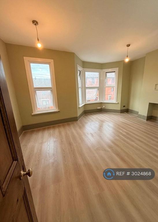 Apartment in Croydon - View 3
