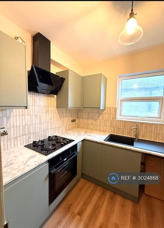 Apartment in Croydon - More
