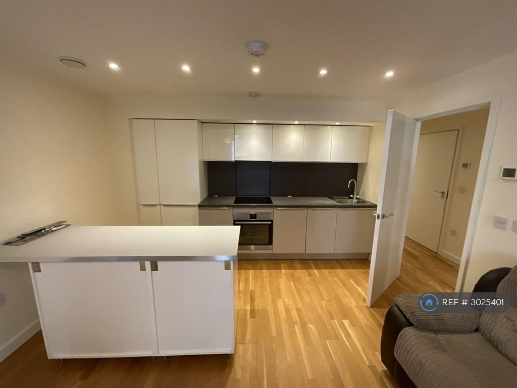 Apartment in Brentford - View 3