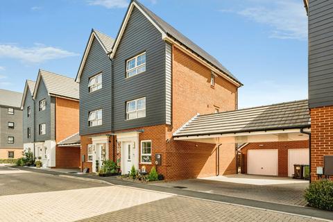 4 bedroom semi-detached house for sale, Grand Junction, Broughton, Aylesbury, Buckinghamshire, HP22