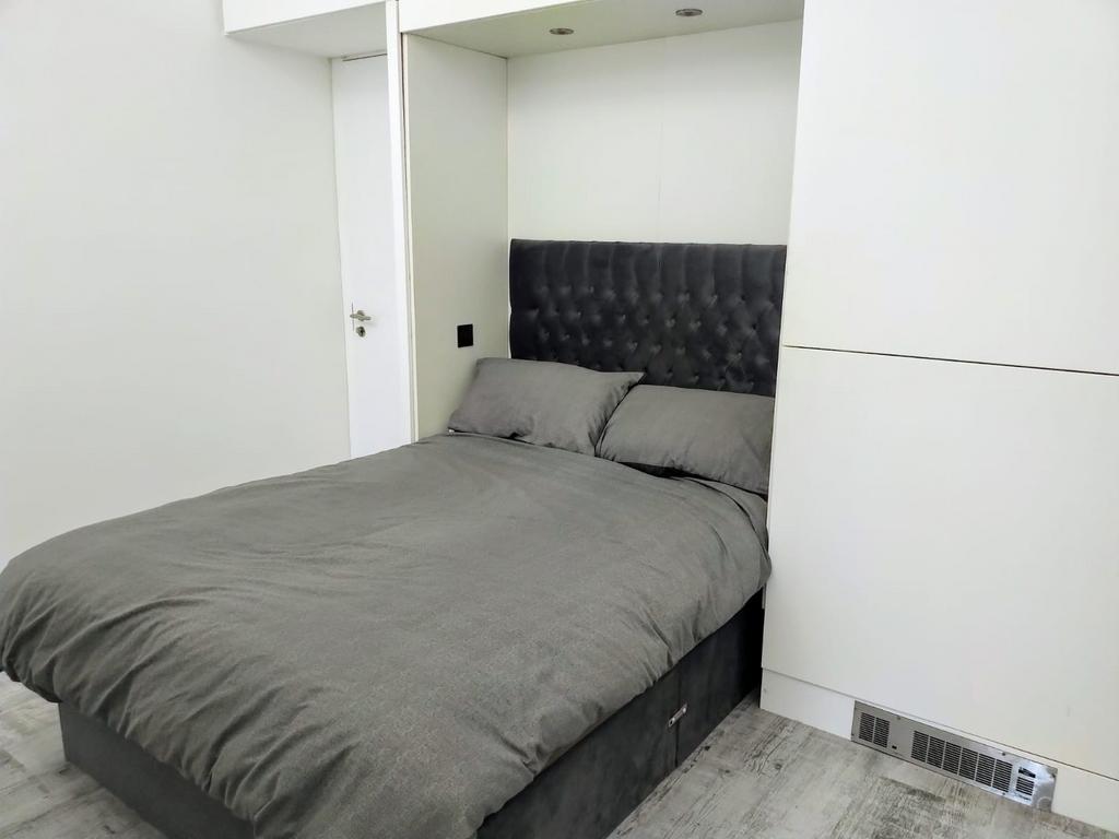 Apartment in Salford, Greater Manchester - View 4