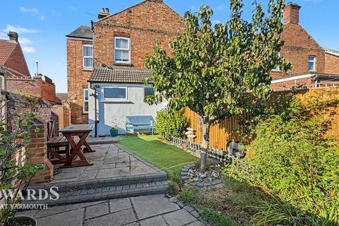 3 bedroom end of terrace house for sale, Beach Road, Caister-on-sea