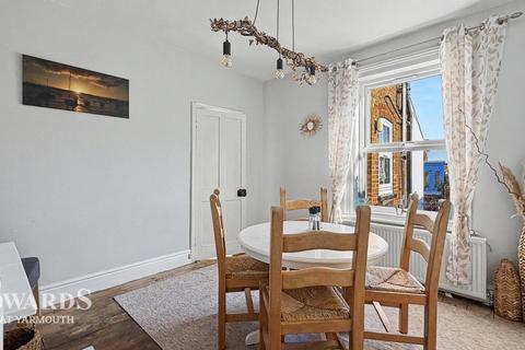 3 bedroom end of terrace house for sale, Beach Road, Caister-on-sea