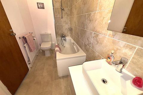 2 bedroom ground floor flat for sale, Florida Court, 76 Westmoreland Road, Bromley