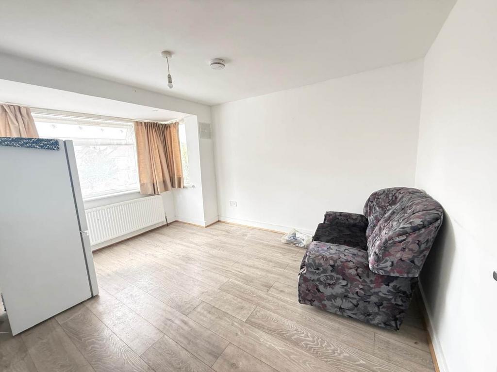 Apartment in Southall - View 2