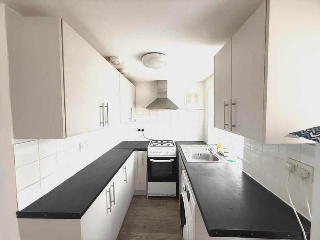 Apartment in Southall - View 3