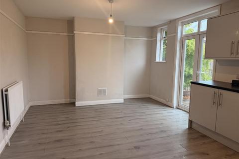 3 bedroom semi-detached house to rent, Sutton Road, Leicester